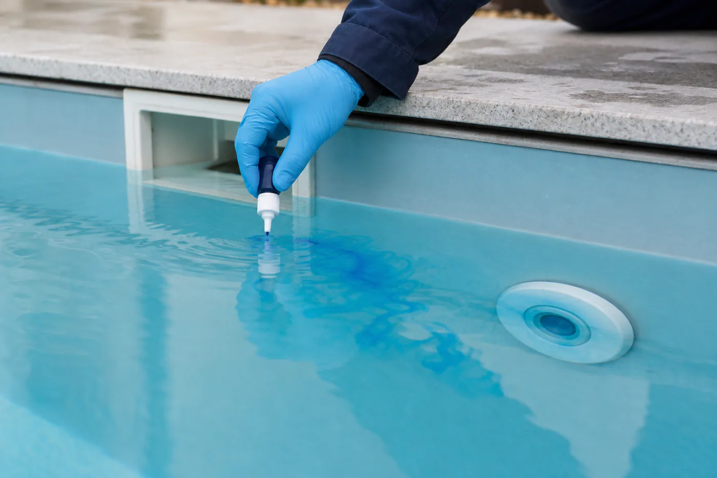 Dye-Test am Poolskimmer zur Leck-Eingrenzung