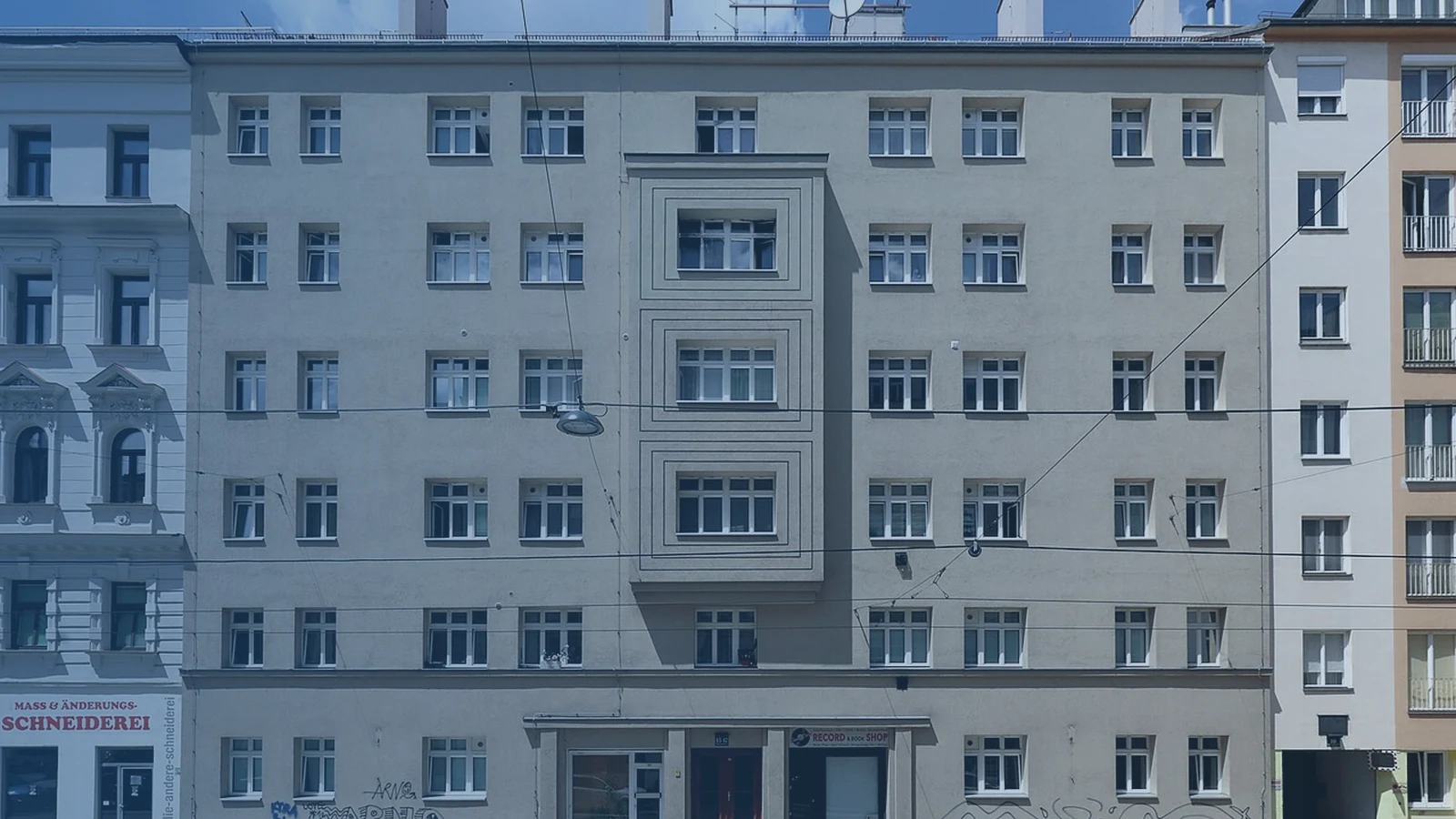 Wiener Wohnhausfassade in Leopoldstadt als lokaler Kontext fuer Leckortung in dicht bebauten Mehrparteienhaeusern