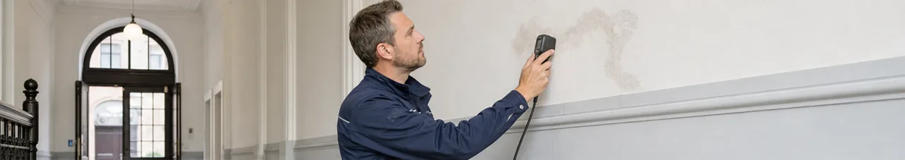 Leckortung in einem hellen Margaretner Altbau-Mehrparteienhaus