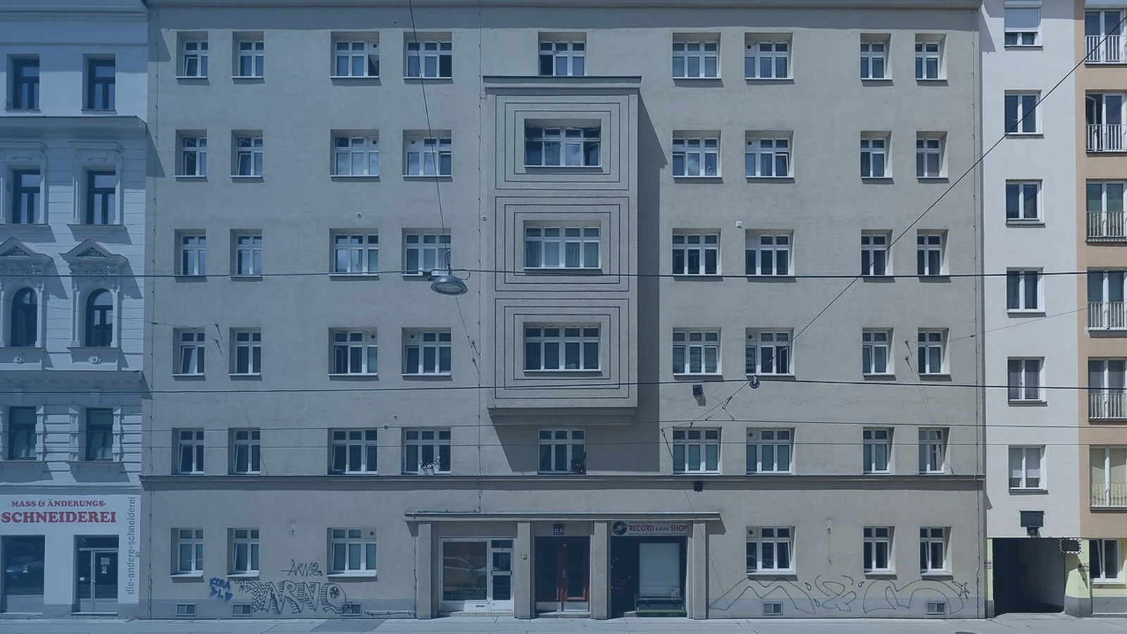 Hausverwaltung und Techniker gleichen Schachtplan, Messpunkte und Zugangstermine ab