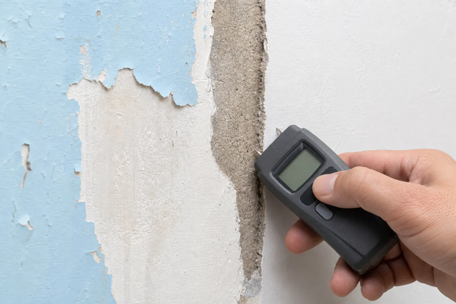 Materialschichten und Feuchte am Rand einer Schadstelle prüfen