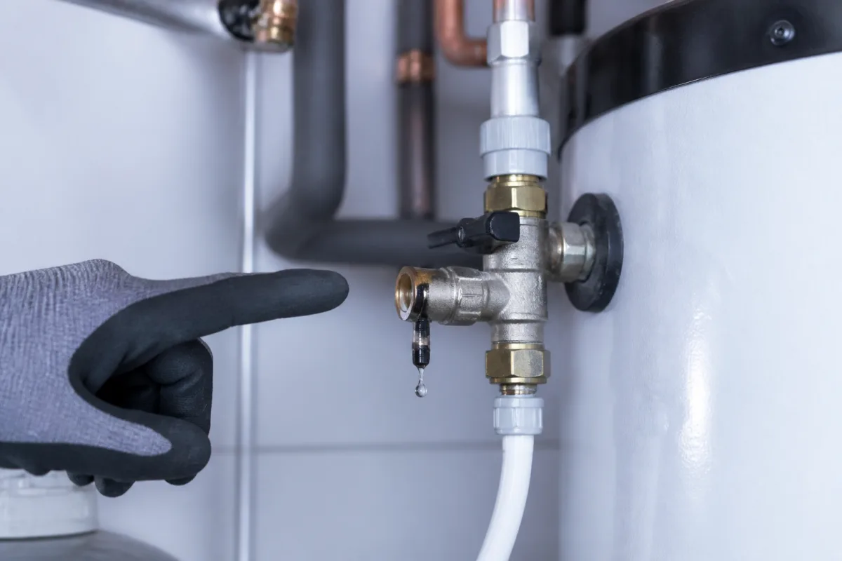 Tropfen am Anschluss eines Boiler-Sicherheitsventils