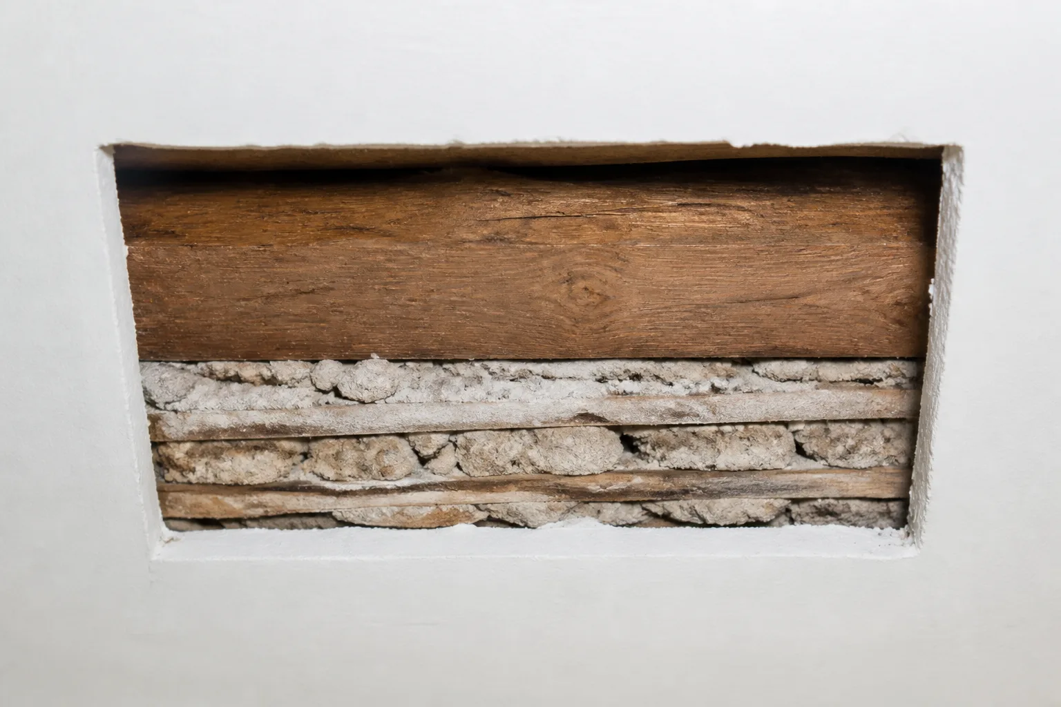 Prüföffnung in einem traditionellen Deckenaufbau